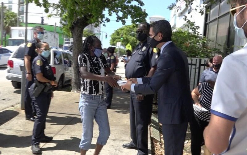 El alcalde de Miami, Florida, Francis Suárez, entrega mascarillas a los residentes del barrio de Allapatah. Foto: Voz de América