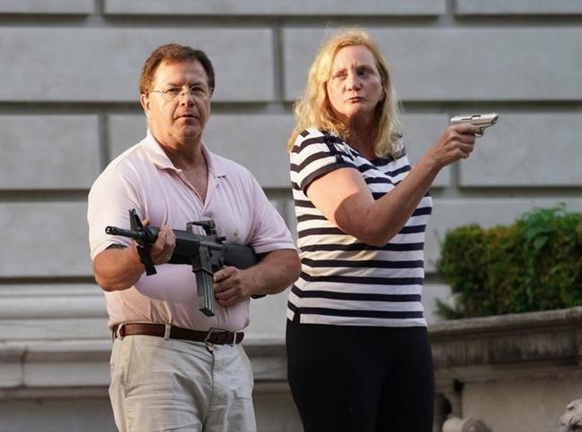 Pareja de abogados apunta con armas a manifestantes en Saint Louis