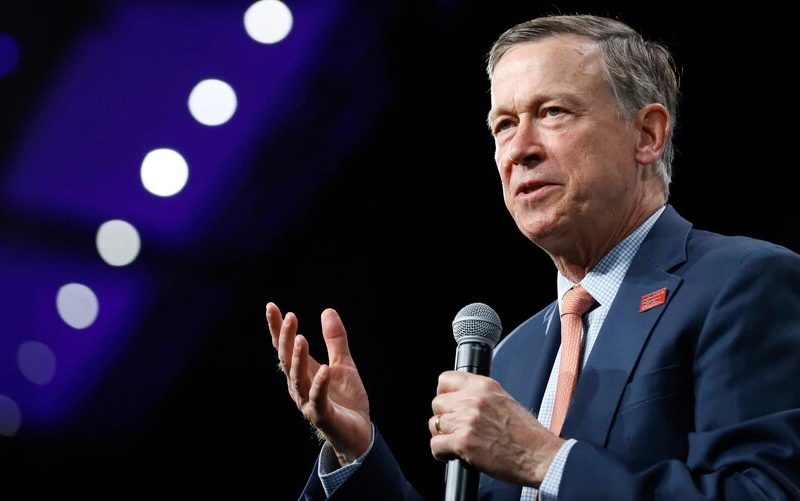 El exgobernador de Colorado y excandidato a la nominación presidencial demócrata, John Hickenlooper, ganó la primaria para un puesto en el Senado de EEUU. Foto: Voz de América