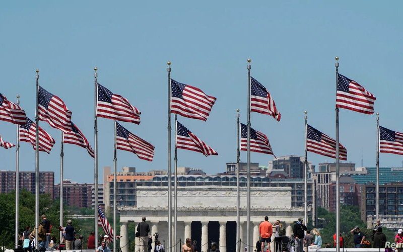 Banderas de Estados Unidos ondean en la Alameda Nacional, en Washington DC, donde el presidente Trump planea celebrar el 4 de julio. Foto: Voz de América