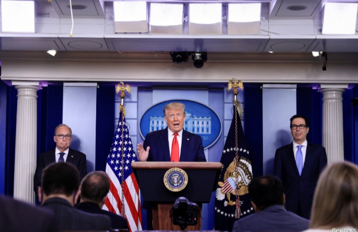 Trump celebra caída de desempleo; EEUU creó 4.8 millones de puestos de trabajo en junio