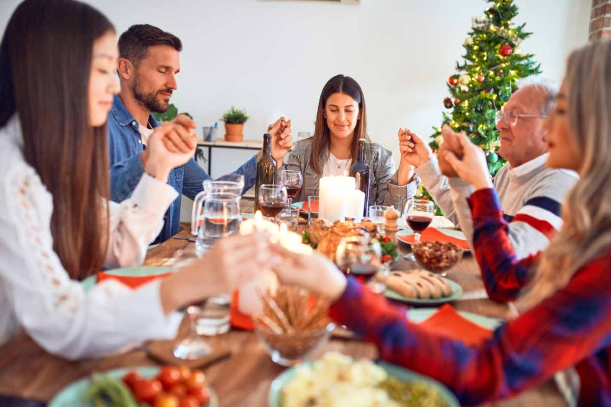 Reza una oración para bendecir los alimentos y agradece por todas las cosas con las que cuentas en tu mesa | Foto: imagen archivo de depositphotos