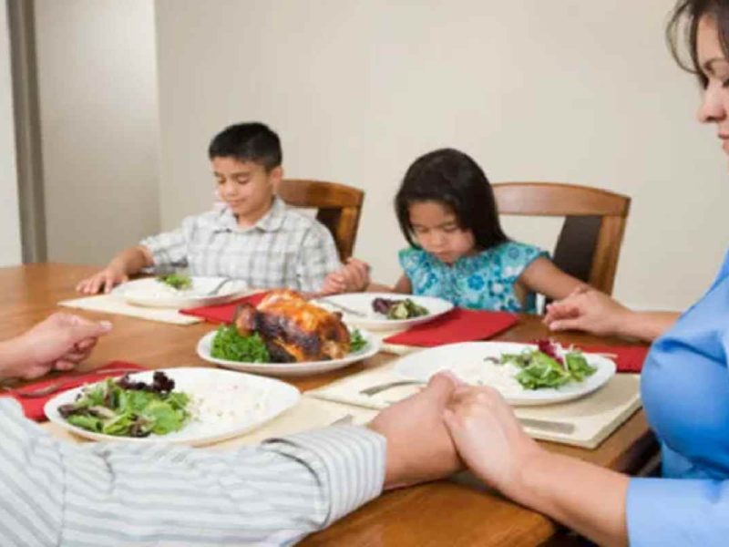 Reza una oración para bendecir los alimentos y agradece por todas las cosas con las que cuentas en tu mesa