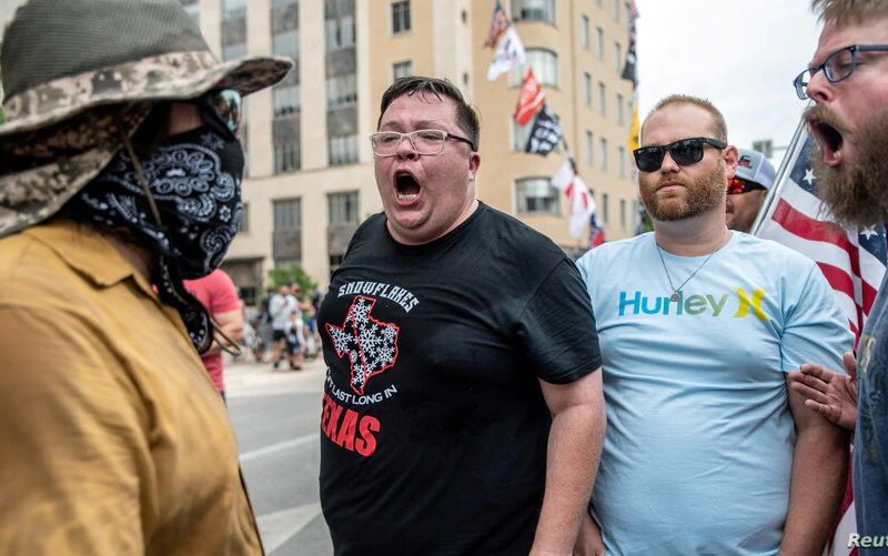 Personas protestan contra la orden del uso obligatorio de cubrebocas en lugares públicos en Austin, Texas. Foto: Voz de América