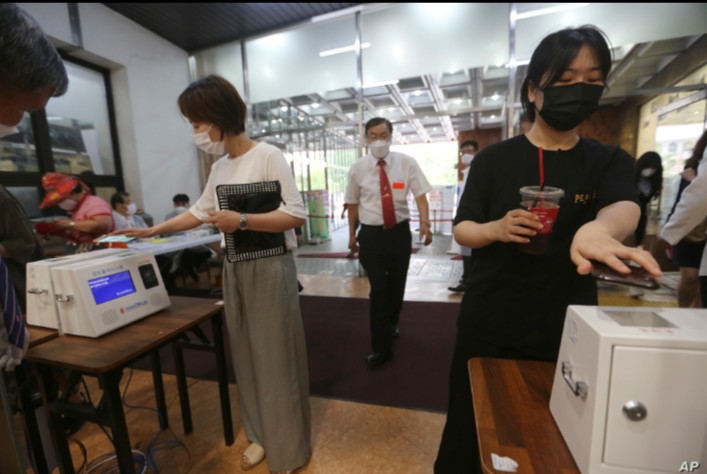 Científicos dicen que el coronavirus está en el aire