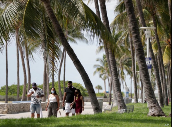 Regresan las restricciones tras repunte de coronavirus en EEUU