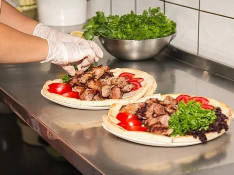 Solicitan cocineros mexicanos para trabajar en Canadá por $40,680