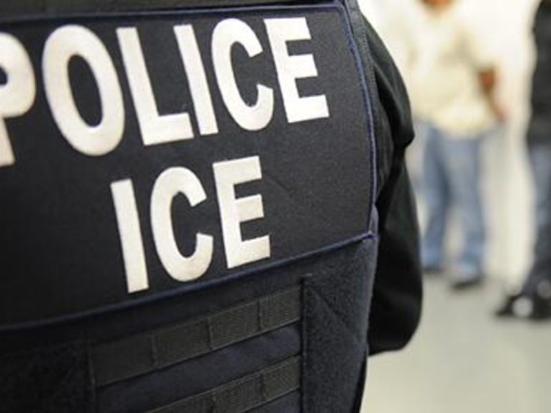 Casi la mitad empleados de un centro de detención ICE tienen coronavirus