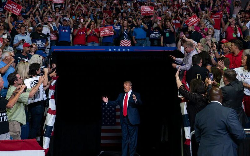 El presidente Donald Trump llega al BOK Center, en Tulsa, para pronunciar su primer mitin de campaña desde el comienzo de la pandemia, el pasado 20 de junio. Foto: Voz de América