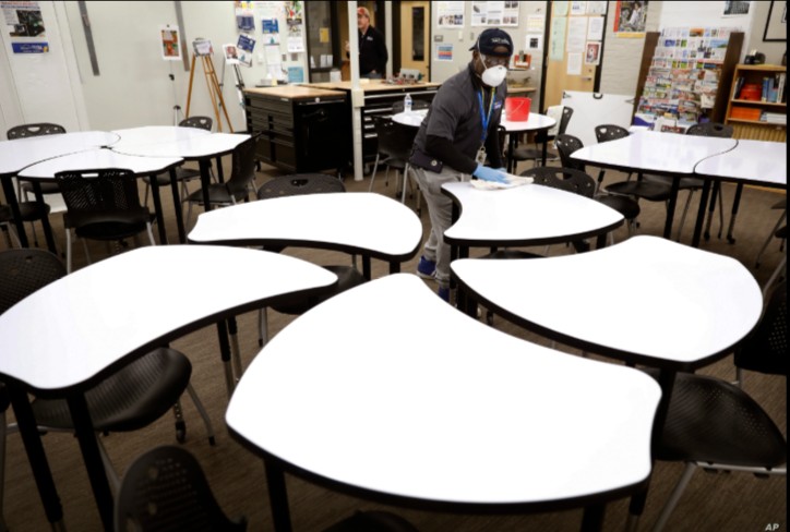 El alcalde y otros funcionarios de Miami opinan que el regreso a las aulas aumentaría los contagios de Covid-19. Foto: VOA, AP