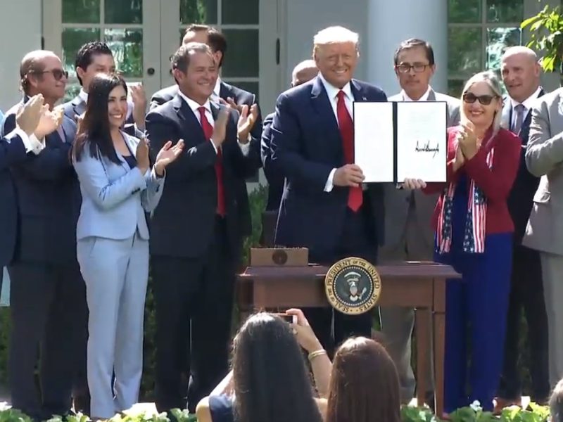Trump firma orden ejecutiva para la Iniciativa de Prosperidad Hispana