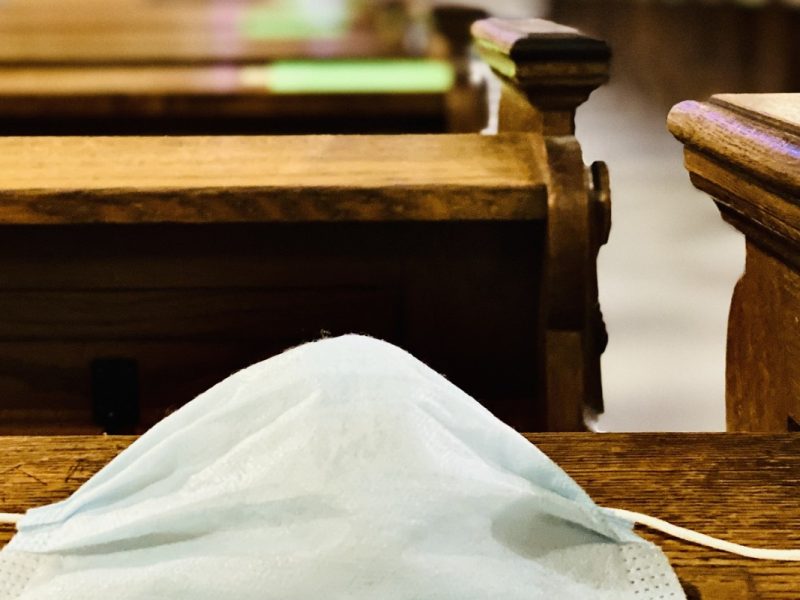 Ve a misa, pero cuídate del coronavirus