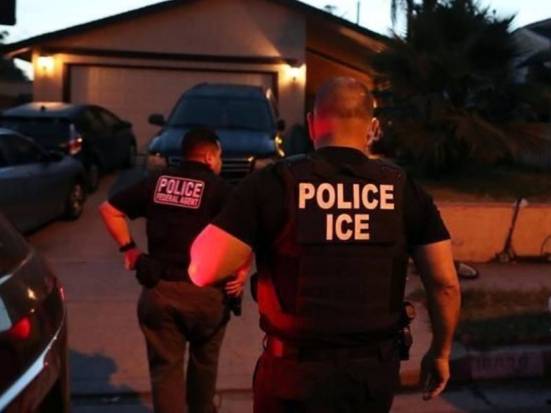 Expertos en el tema recuerdan a los migrantes que los agentes de ICE no pueden detenerlos por no pagar la renta de sus viviendas. Foto: Reuters