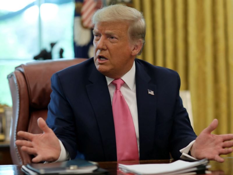 El presidente Donald Trump ha cuestionado la legitimidad de las boletas por correo, una variante usada en las primarias en medio de la crisis de salud generada por la pandemia. Foto: Reuters / Voz de América