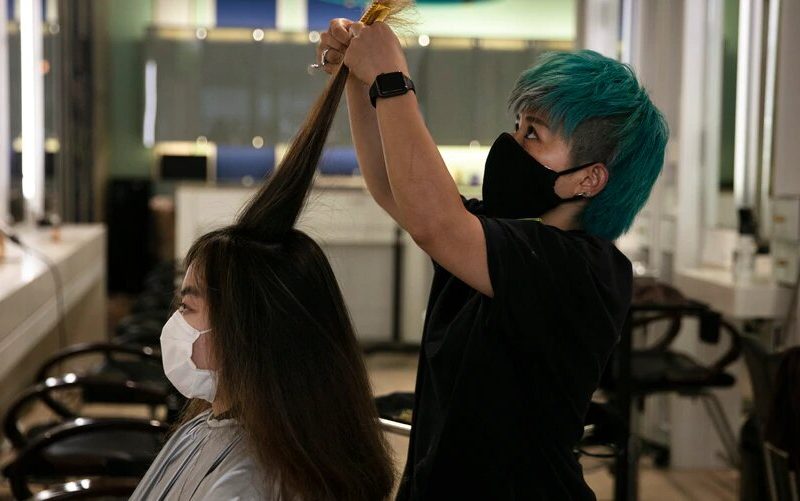 El gobernador de California anunció una serie de medidas preventivas para que los salones de belleza puedan reabrir. Foto: AP, Voz de América