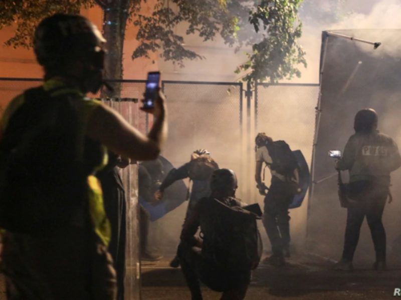 Alcalde de Portland entre las personas gaseadas por agentes federales