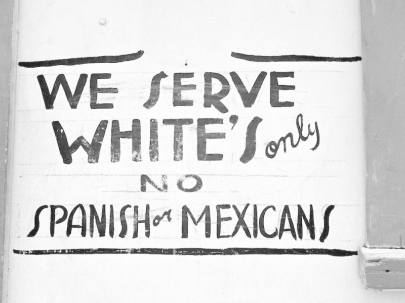 ¿Qué hago si me niegan el acceso a un negocio por mi raza?