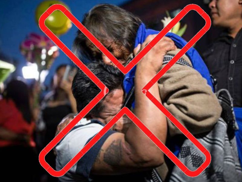 Hijo abrazando a su mamá con símbolo de cancelado