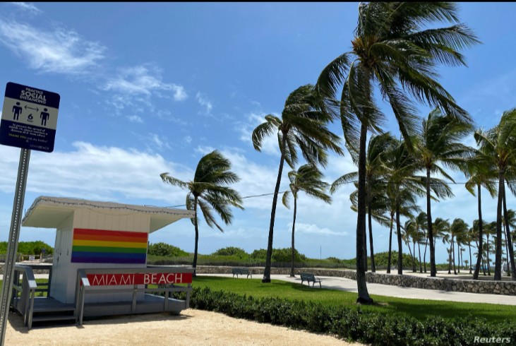 Tormenta Isaías se aleja de Florida y avanza por la costa de EEUU