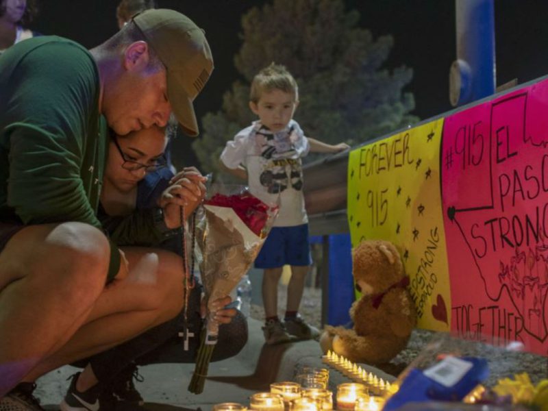 Familiares de las víctimas del ataque ocurrido el domingo 4 de agosto de 2019 en El Paso, Texas; el tiroteo fue considerado un crimen de odio