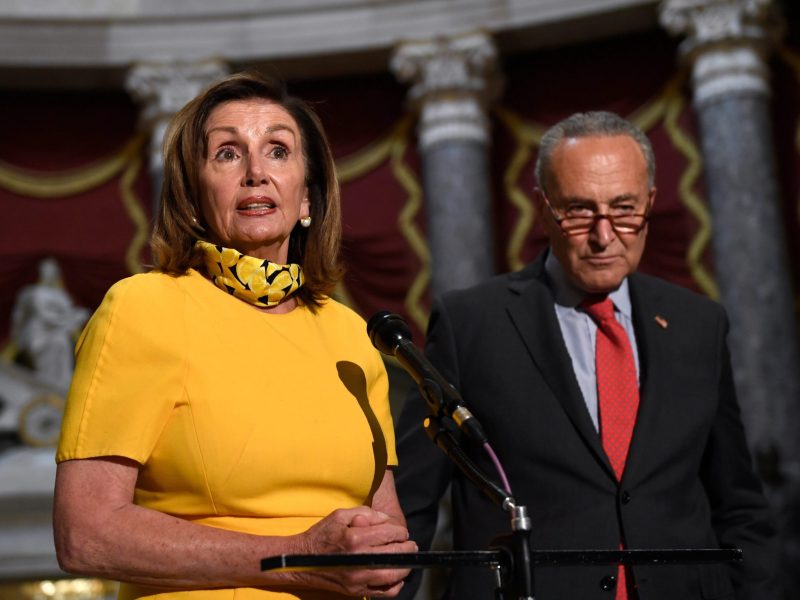 La presidenta de la Cámara de Representantes, Nancy Pelosi, y el líder de la minoría demócrata del Senado, Chuck Schumer, durante declaraciones sobre el nuevo paquete de ayuda por coronavirus. Foto: VOZ, Reuters