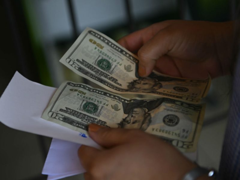 AFP VOA dólares entrega de estímulos