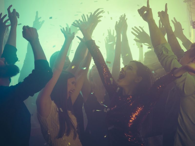 Gobierno de Los Ángeles cortará luz y agua a quienes realicen fiestas durante la pandemia