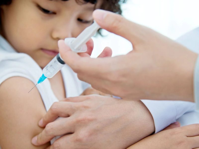 Los estudiantes podrán recibir vacunas y otros servicios médicos en las clínicas móviles. Foto: iSTOCK, Getty Images