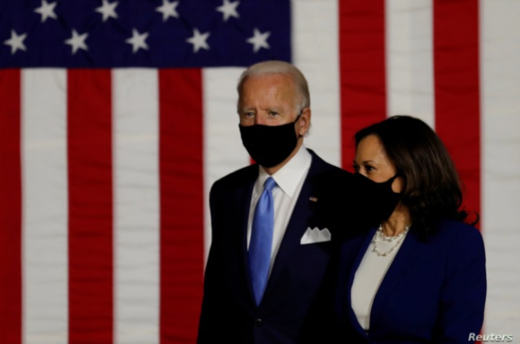 Kamala Harris critica a Trump en su primer acto de campaña junto a Biden