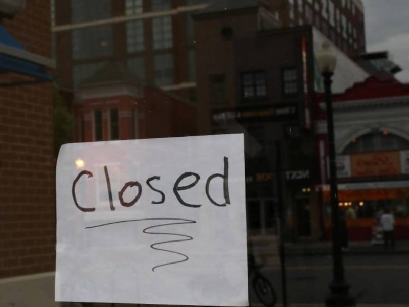 Juez de Misuri dicta a favor de comerciantes que exigen pagos de póliza por la pandemia