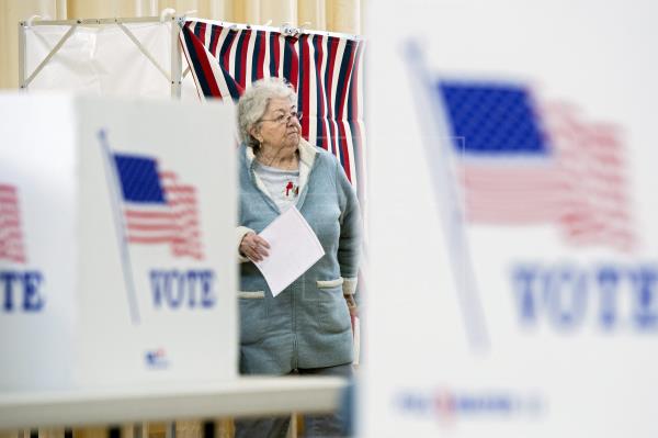 Gracias a la lucha de las mujeres, muchas minorías en EEUU pueden ejercer su derecho al voto actualmente. Foto: EFE, Michael Reynolds