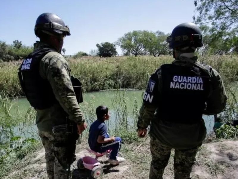 La Guardia Nacional resguarda los pasos fronterizos al sur y al norte de México.