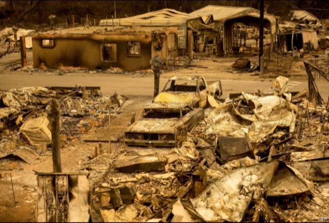 Al menos 6 muertos, evacuaciones y devastación por incendios en California