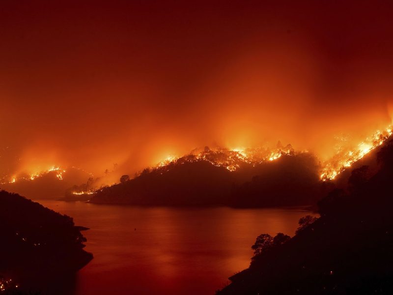 Los incendios en California continúan devorando acres y dejando sin hogar a miles de personas. Foto: AP, Noah Berger.