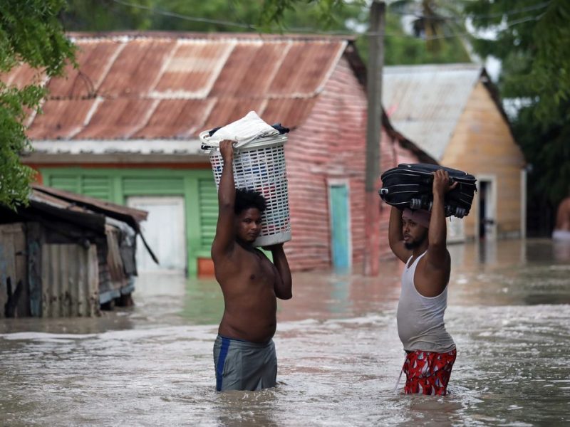 Laura se convirtió en huracán tras su paso por República Dominicana, donde dejó al menos 3 muertos. Foto: Ricardo Rojas, Reuters.
