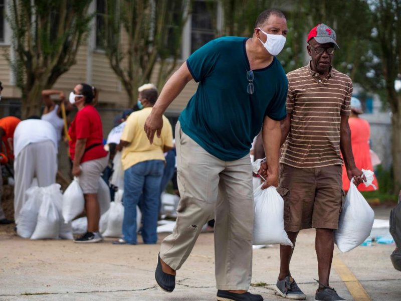 Recuerda seguir las indicaciones de las autoridades ante la llegada del huracán Laura. Foto: Reuters.