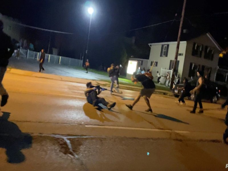 Arrestan a adolescente por muerte de dos manifestantes en Wisconsin