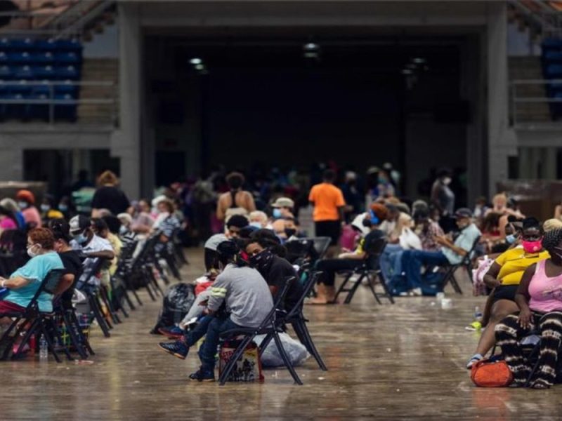 No olvides seguir las indicaciones de evacuación para reducir las afectaciones por el huracán Laura. Foto: AFP.