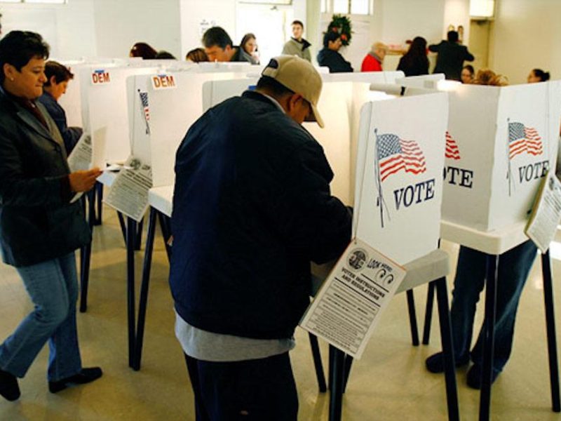 Los latinos representan el 39% de la población en California. Por eso, su participación en las votaciones es crucial.