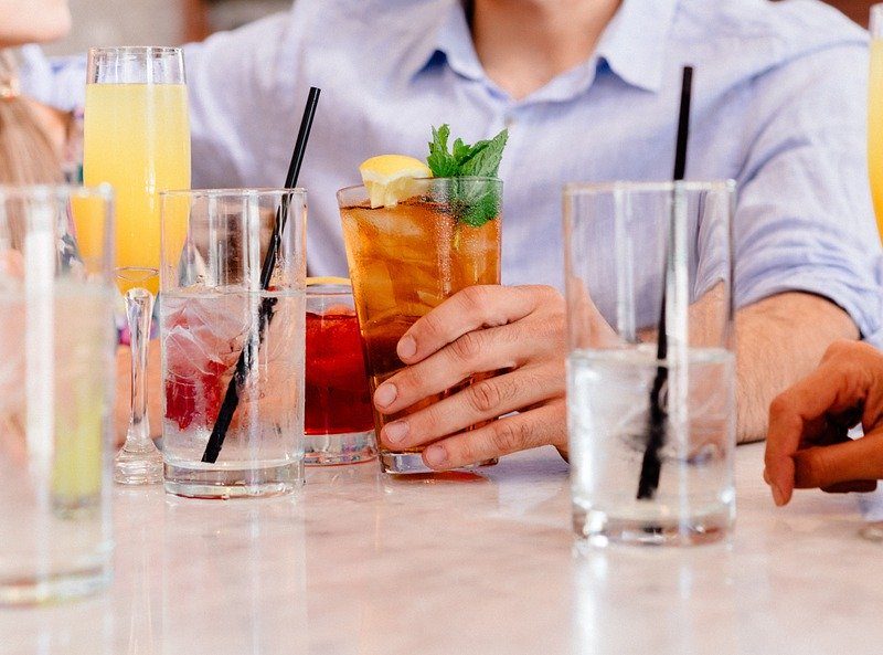 Las personas suelen relajar las medidas de prevención contra el Covid-19 durante las reuniones familiares. Foto: Pixabay.