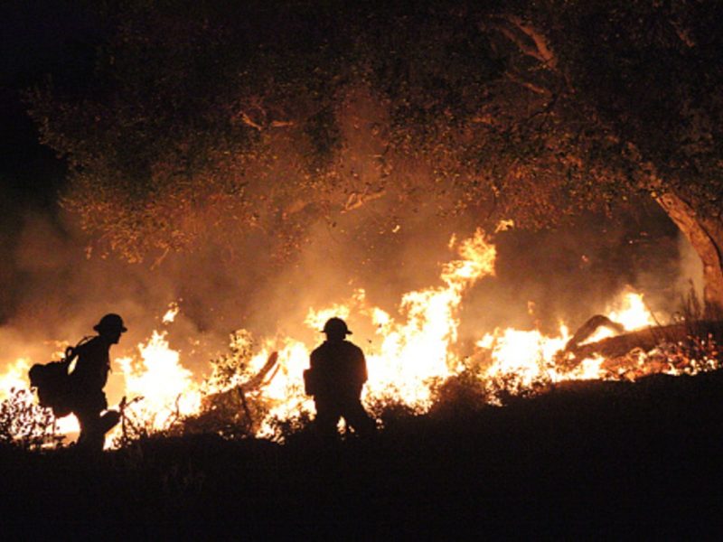 California vive segunda oleada de fuegos del verano en ola de calor