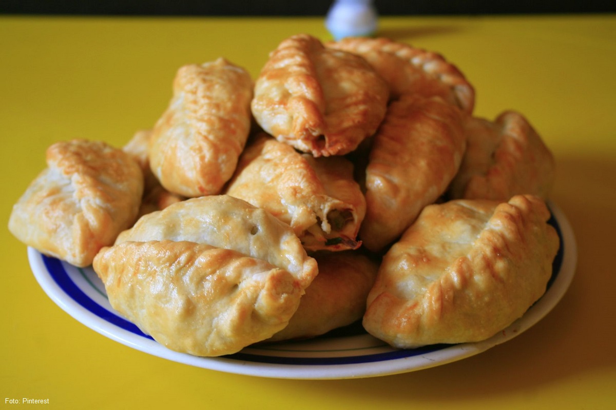 Los pastes tienen una masa más gruesa que los diferencia de las empanadas. Foto: Pinterest.