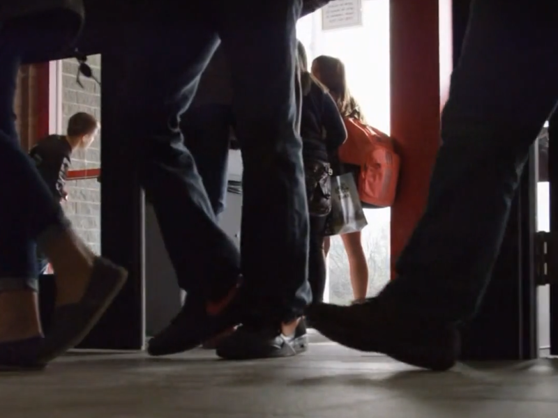 Pese a la alta en el número de contagios de Covid-19 en escuelas, el gobierno de Texas continúa con sus planes de reapertura. Foto: Captura de pantalla.