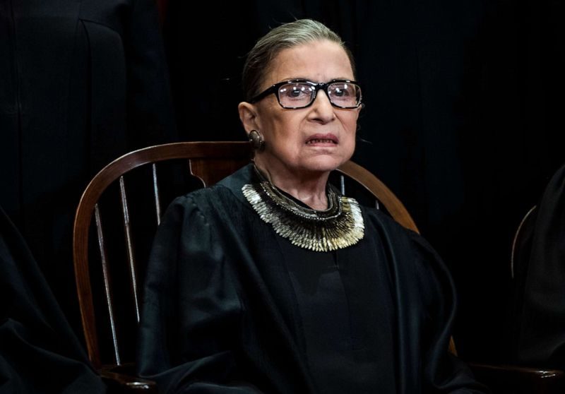 La magistrada Ruth Bader Ginsburg en sus oficinas de la Suprema Corte, en una imagen de julio del 2013. Foto: AP, VOA.