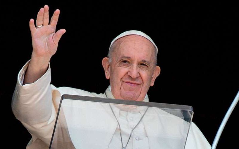 El Papa Francisco saluda a los fieles desde el Palacio Apostólico. Foto: Vatican Media.