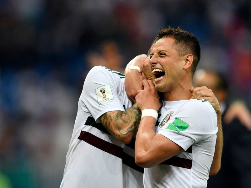 Vela y Chicharito Los embajadores mexicanos de la nostalgia AP VOA