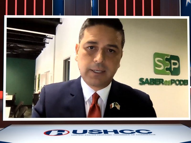 Raúl Lomelí-Azoubel, ganador del Premio Ohtli 2020.