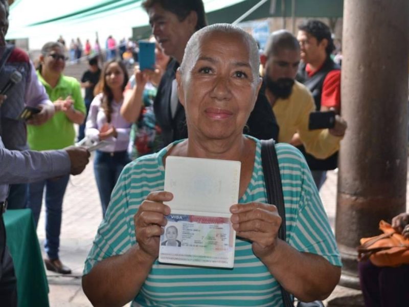 Persona con su visa de turista / Foto: Archivo