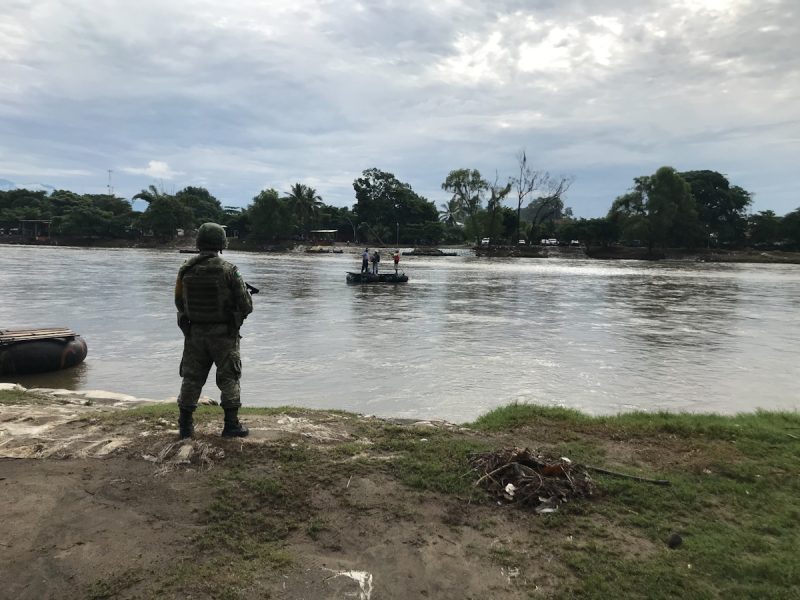 Cuerpos de seguridad vigilan la frontera México-Guatemala para impedir el paso de la caravana migrante.