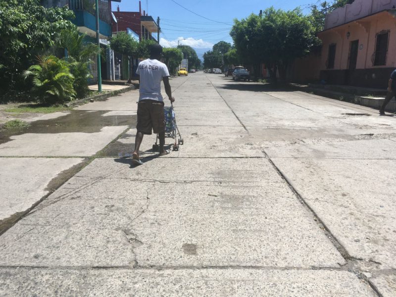 Sergoi pasea a su hija, "La Nena", en una carriola por las calles de Tapachula, tras buscar un punto con señal abierta de wifi.